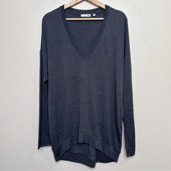 Aritzia Wilfred Free Womens Medium Vneck Rayon Devinette Tshirt - Picture 2 of 14